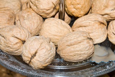 bir cam tabakta fındık