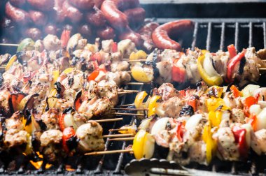 şiş ızgara üzerinde