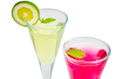 beyaz zemin üzerine kokteyller