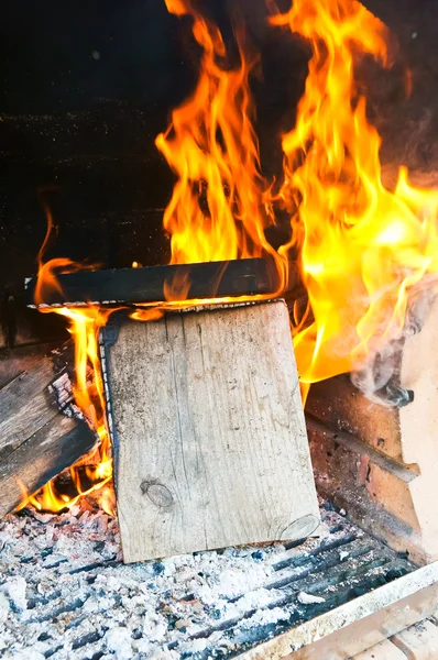 Brand in een barbecue — Stockfoto