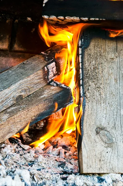 Fuego en una barbacoa — Foto de Stock