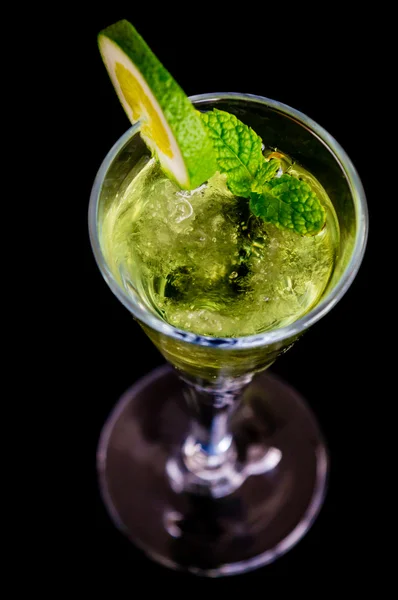 Gul cocktail med en skiva lime — Stockfoto