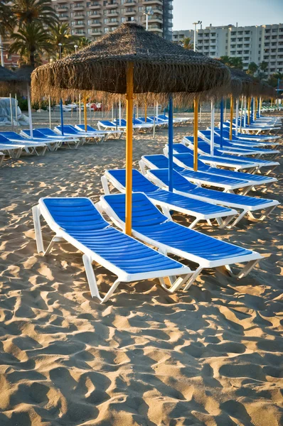 Torremolinos, malaga, İspanya bir plajda şezlong güneş — Stok fotoğraf