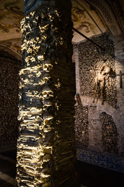 Menschliche knochen und schädel im tempel der knochen in evora, portugal — Stockfoto