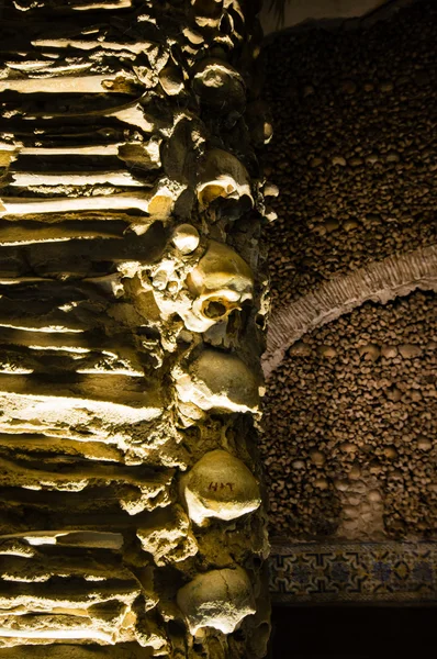 Menselijke botten en schedels in de tempel van de botten in evora, portugal — Stockfoto
