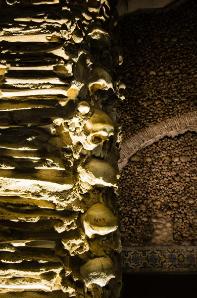 Menschliche knochen und schädel im tempel der knochen in evora, portugal — Stockfoto