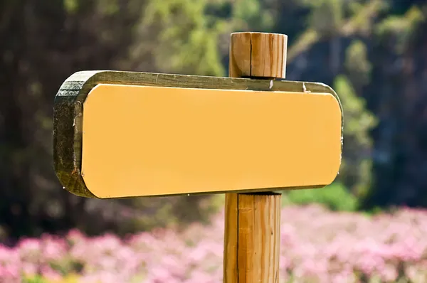 Żółte liście billboard na wsi — Zdjęcie stockowe