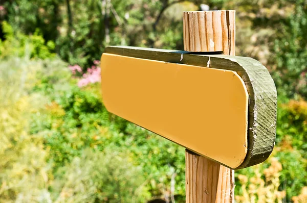 Cartaz amarelo no campo — Fotografia de Stock