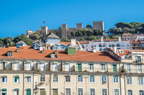 Figueira square (eller praca da figueira) i Lissabon, portugal. utsikt över slottet. — Stockfoto