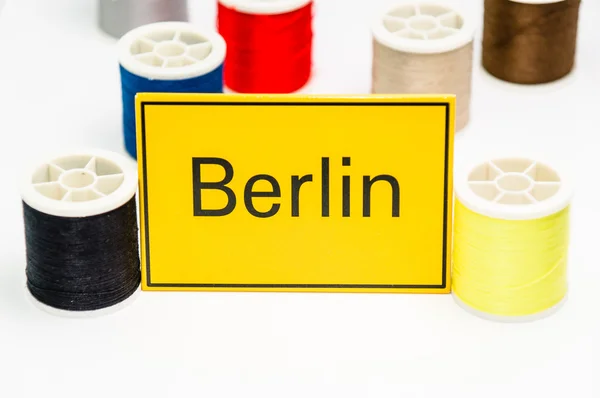 Fire de cusut colorate cu cartonaș galben Berlin — Fotografie, imagine de stoc