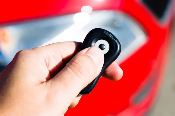 Mão segurando uma chave do carro — Fotografia de Stock