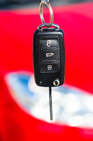 Mão segurando uma chave do carro — Fotografia de Stock