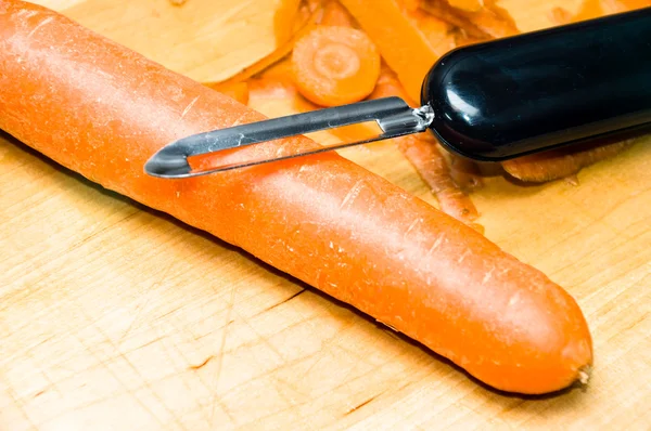 Pelar zanahorias — Foto de Stock