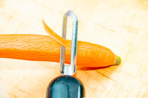 Pelar zanahorias — Foto de Stock