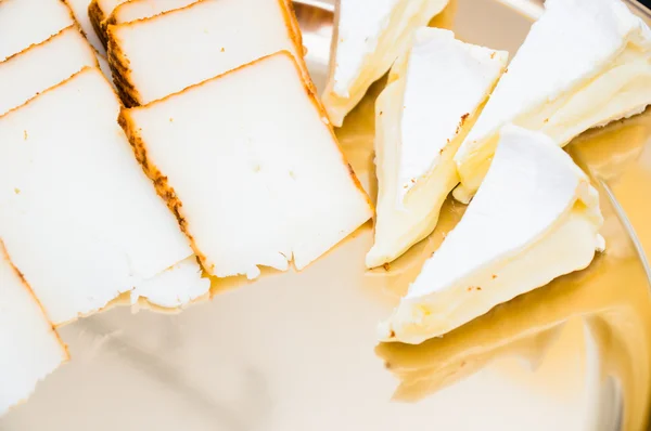 Composição com diferentes tipos de queijos — Fotografia de Stock