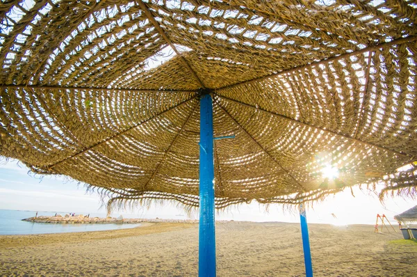 Sombrilla de playa de paja — Foto de Stock