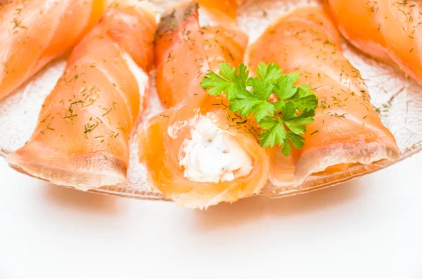 Canapés com salmão fresco e queijo creme — Fotografia de Stock