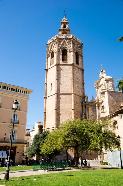Valencia, Spanje - 30 maart: plaza de la reina en micalet toren en kathedraal op 30 maart 2013 in valencia, Spanje. — Stockfoto