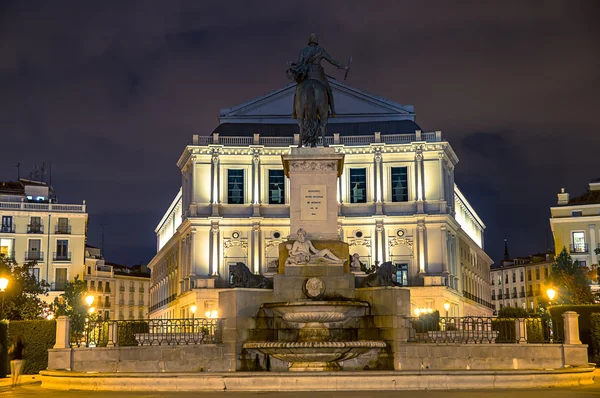 Madrid - Eylül 07: teatro plaza de oriente gece gerçek bulunan ön palacio gerçek üzerinde 07 Eylül 2013 madrid, İspanya. 1850 yılında açıldı. — Stok fotoğraf