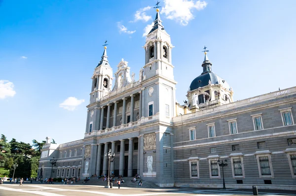MADRID - SEPTEMBER 08: Almudena Cathedral exterior view on September 08, 2013 in Madrid, Spain. Santa Maria la Real de La Almudena is a neogothic cathedral. — Stock Photo, Image