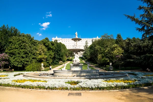 MADRID - 08 DE SEPTIEMBRE: Palacio de Oriente - El Palacio Real construido entre los años 1738 y 1755 el 08 de septiembre de 2013 en Madrid, España . — Foto de Stock