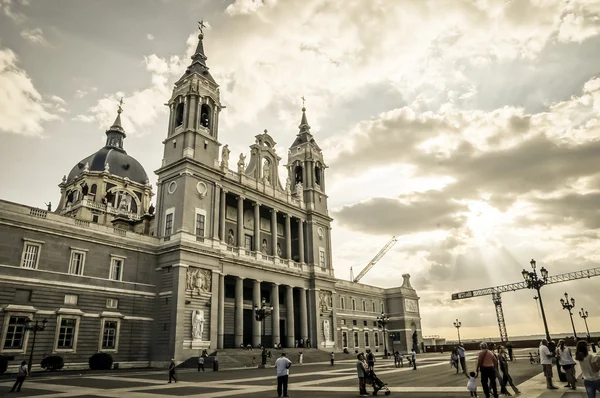 MADRID - 08 DE SEPTIEMBRE: Vista exterior de la Catedral de la Almudena el 08 de septiembre de 2013 en Madrid, España. Santa Maria la Real de La Almudena es una catedral neogótica . — Foto de Stock