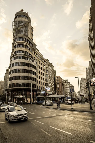 Madrid - Eylül 08: Madrid, İspanya 08 Eylül 2013 tarihinde gran via sokak görünümü. en önemli caddeler City 's — Stok fotoğraf