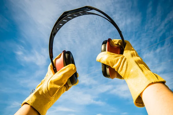 İşçilerin kulaklarını korumak için kulaklık. 