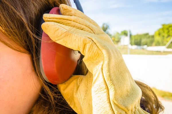 Muff de orelha para proteger os ouvidos dos trabalhadores — Fotografia de Stock