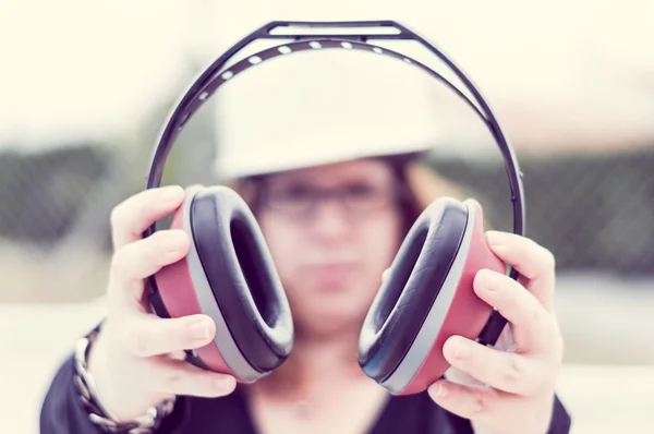 İşçilerin kulaklarını korumak için kulaklık. 