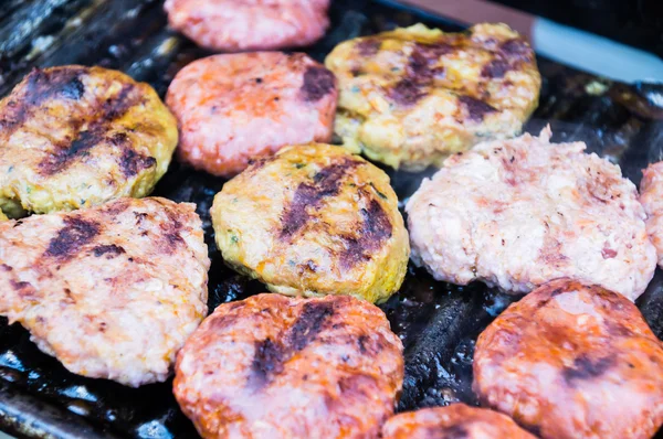 Hamburgers op de barbecue — Stockfoto