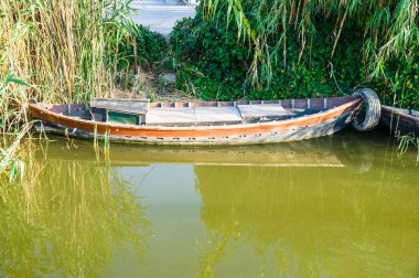 Albufera, Valencia, İspanya 'da balıkçı teknesi