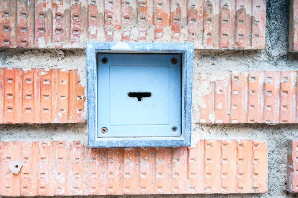 Nahaufnahme Des Eisernen Garagenschlüssels Ziegelmauer Bei Tageslicht — Stockfoto