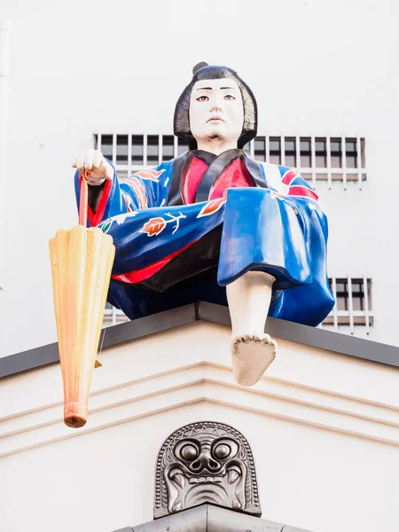Statue Japanese Man Dress Samurai Costume Display Roof Building Sensoji — Zdjęcie stockowe