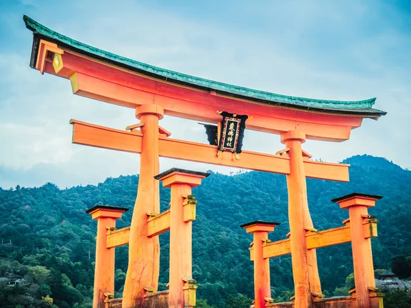 Japonya 'nın Miyajima şehrindeki ünlü yüzen Torii kapısı.