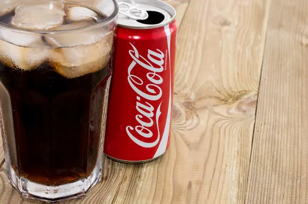 Coca-Cola pode com Cola em um copo — Fotografia de Stock
