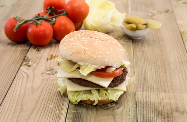 Doppio cheeseburger con ingredienti — Foto Stock