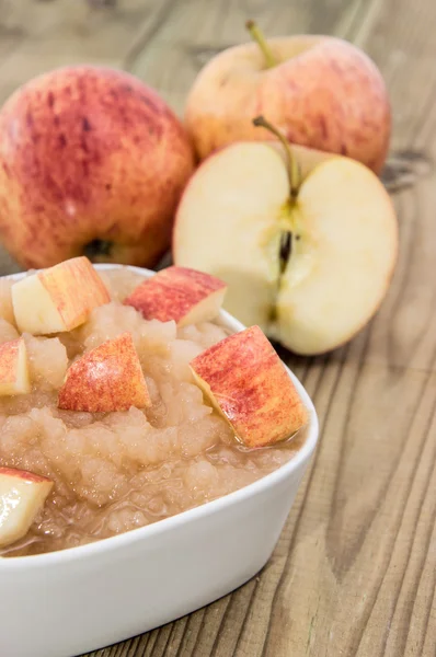 Salsa de manzana con manzanas — Foto de Stock