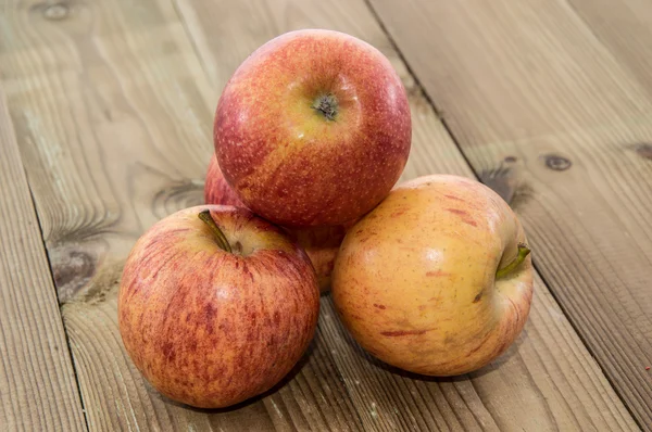 Hoop van appelen op hout — Stockfoto