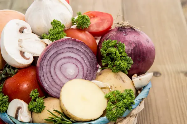 Många grönsaker i en korg — Stockfoto