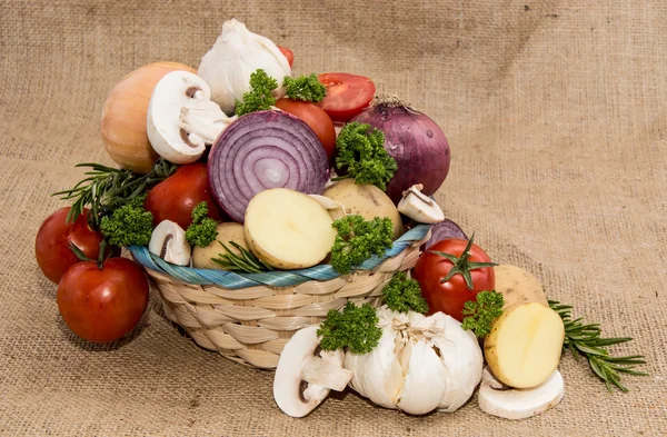 Gemüse auf braunem Hintergrund — Stockfoto