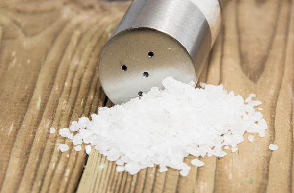 Saltshaker із сіллю по дереву — стокове фото