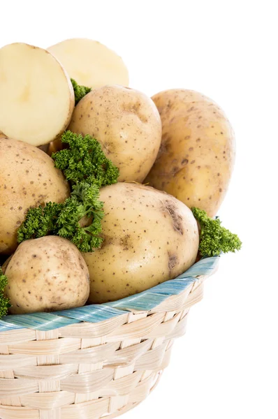 Aardappelen en peterselie in een mand — Stockfoto