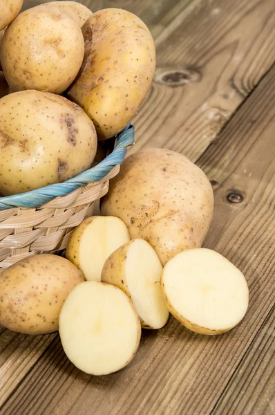 Cesta con papas frescas —  Fotos de Stock