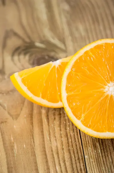 Gehakte sinaasappelen op hout — Stockfoto