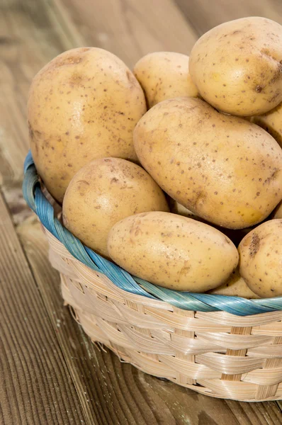 Cesta con papas frescas —  Fotos de Stock