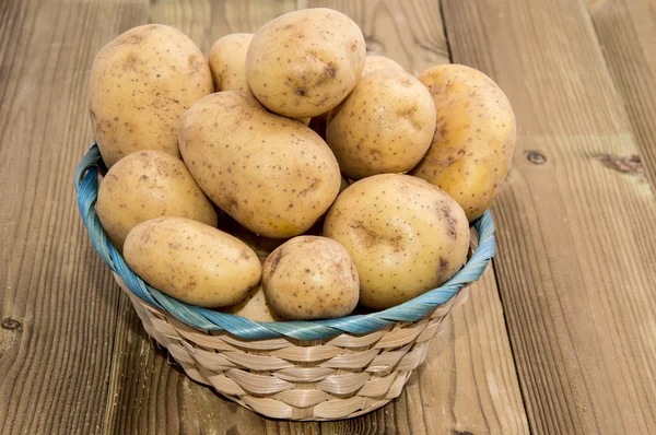 Mand met verse aardappelen — Stockfoto