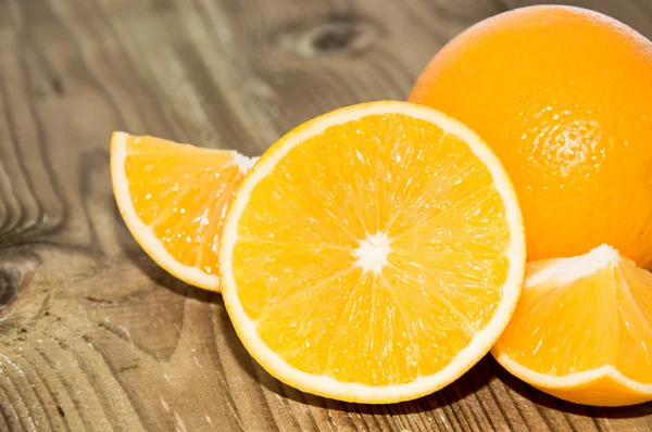 Порубленные апельсины на дереве — стоковое фото