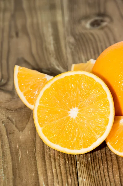 Oranje stukken op hout — Stockfoto