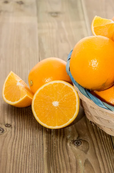 Högen av apelsiner i en korg — Stockfoto